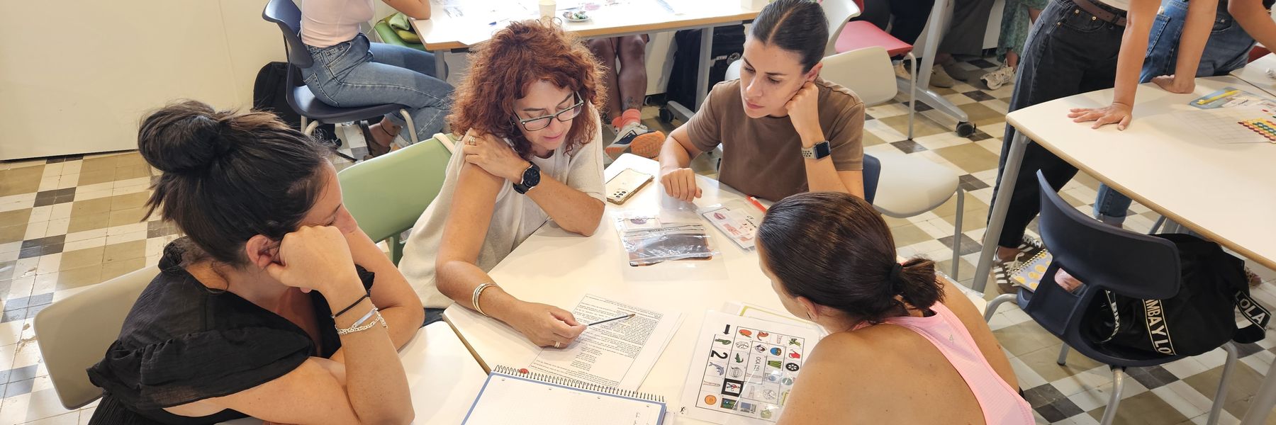 Docents treballant en grup al voltant d’una taula durant una formació del CEP de Formentera