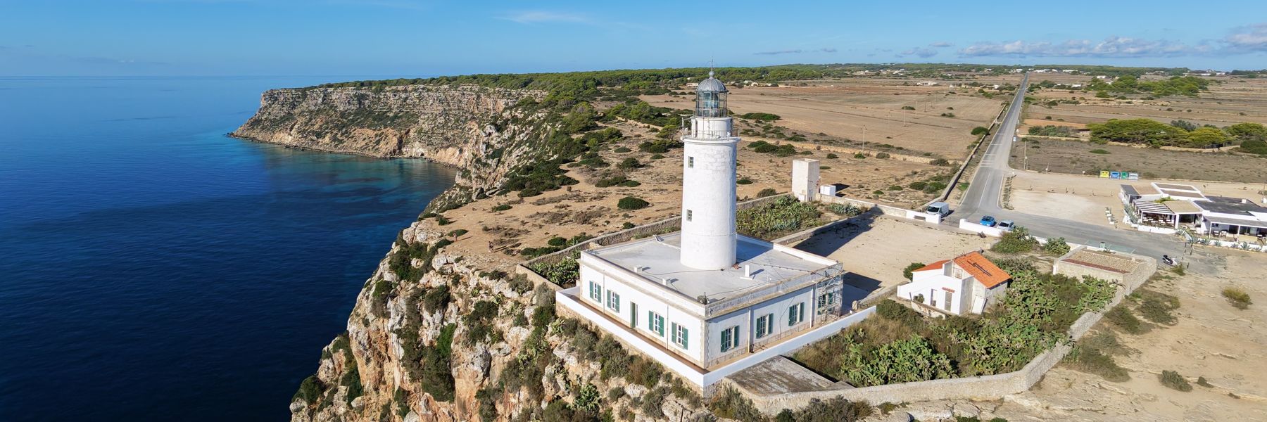 Vista aèria del far de la Mola, a Formentera, damunt el penya-segat i la mar