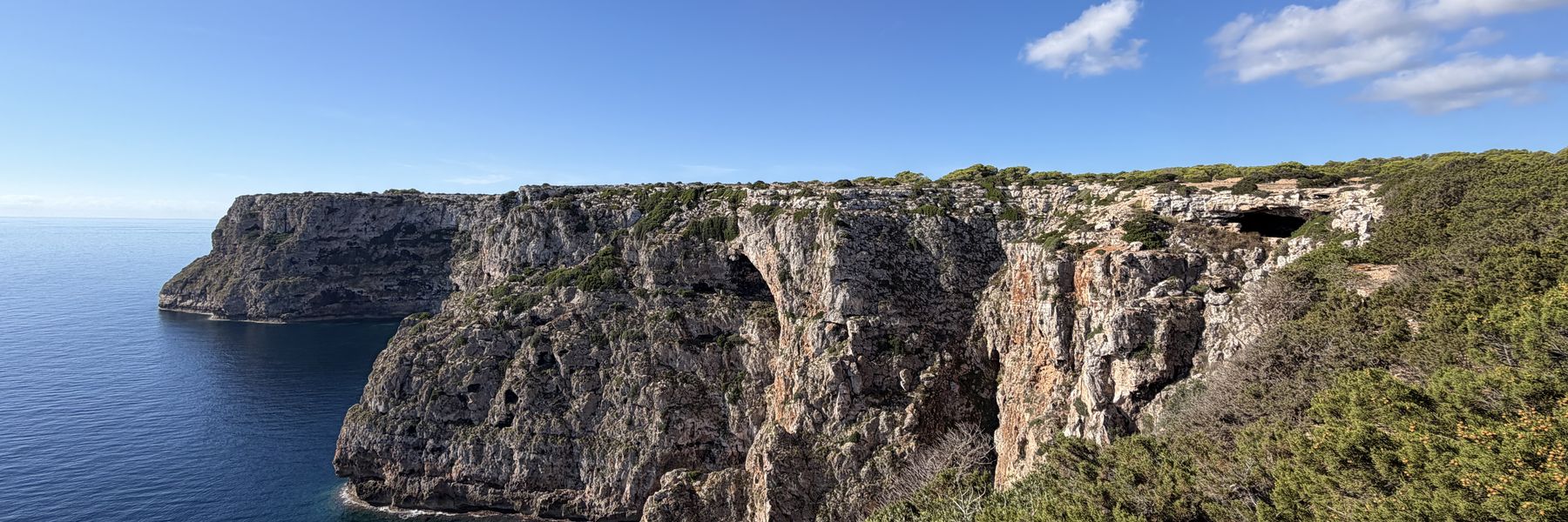 Penya-segats de Formentera vora la mar, amb el cel blau